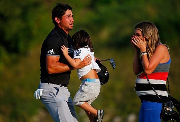 Golf thủ Australia bật khóc khi vô địch PGA Championship
