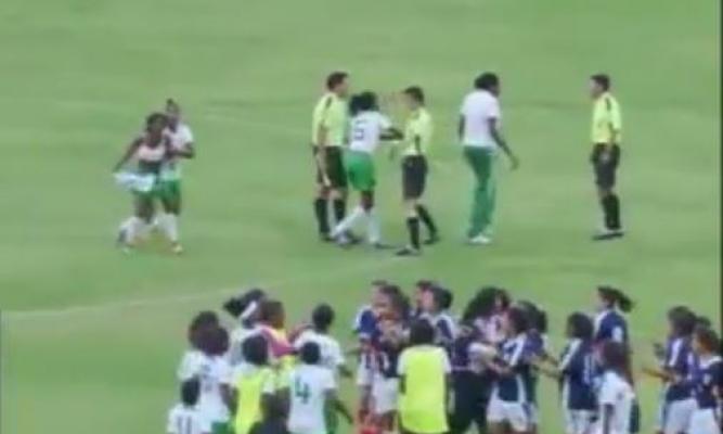 Cầu thủ nữ cởi áo đuổi đánh trọng tài ở Ecuador