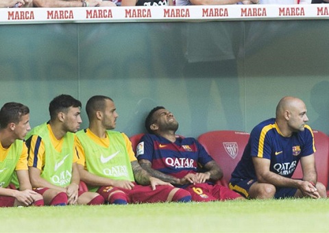 Roberto đá hậu vệ phải Barca: Tạm biệt Alves, tạm biệt Adriano