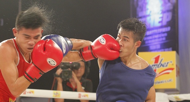 Trận đấu giữa Trần Văn Thảo (áo xanh) và Phạm Công Hưng diễn ra rất quyết liệt.