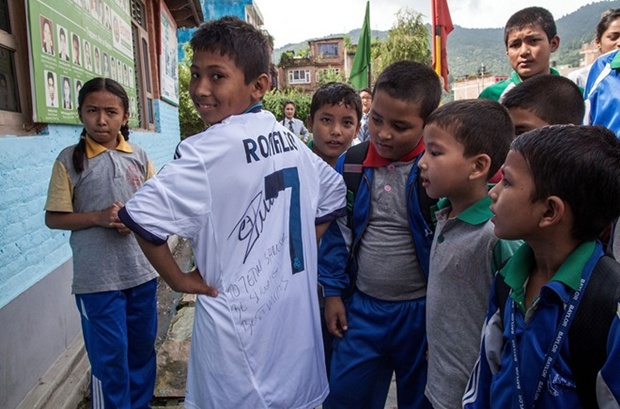 Cậu bé Nepal bất ngờ khi nhận món quà từ Ronaldo