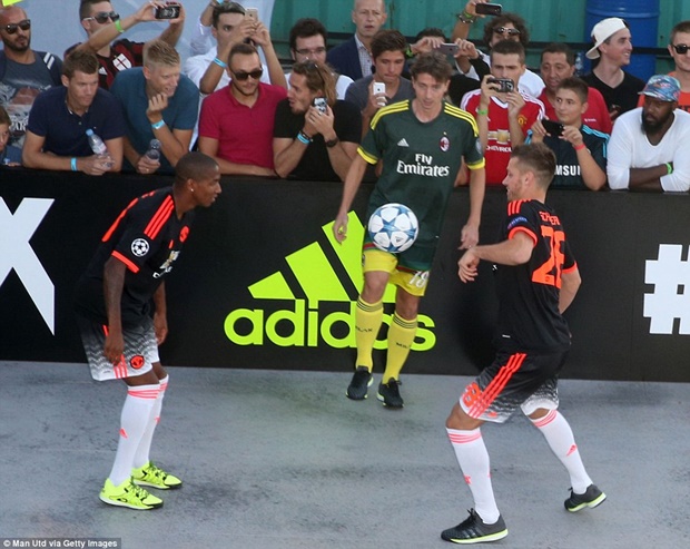 Hãng adidas vừa tổ chức một sự kiện nhằm quảng bá mẫu áo đấu thứ 3 cho các CLB hàng đầu châu Âu. Young và Schneiderlin đại diện cho Man United.