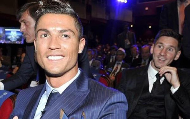 Messi làm mặt cười chụp ảnh cùng Cris Ronaldo