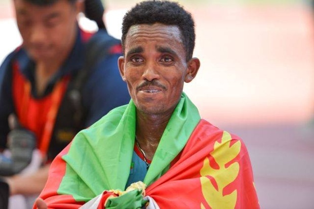 Nhà vô địch marathon thế giới 19 tuổi trông như ông già