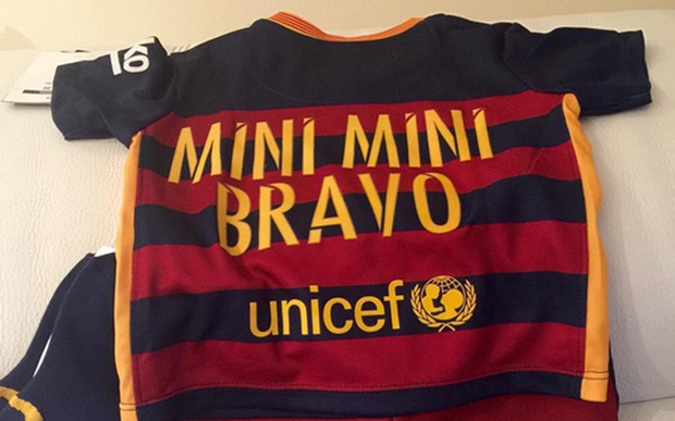 Bà xã Claudio Bravo đăng hình chiếc áo đấu nhỏ trên Instagram. Ảnh: Internet.