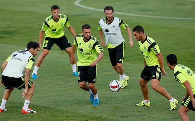 Các cầu thủ Tây Ban Nha đang tập luyện trên sân. Ảnh: Internet.