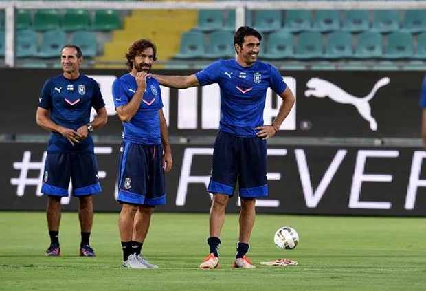 Tiền đạo Stephan El Shaarawy và đồng đội ở tuyển Italia lên máy bay di chuyển đến Palermo‬ vào ngày hôm qua (5/9). 