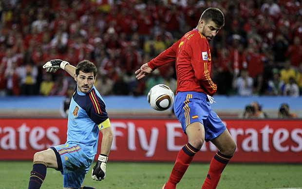 Iker Casillas mong CĐV tôn trọng Pique. Ảnh: Internet.