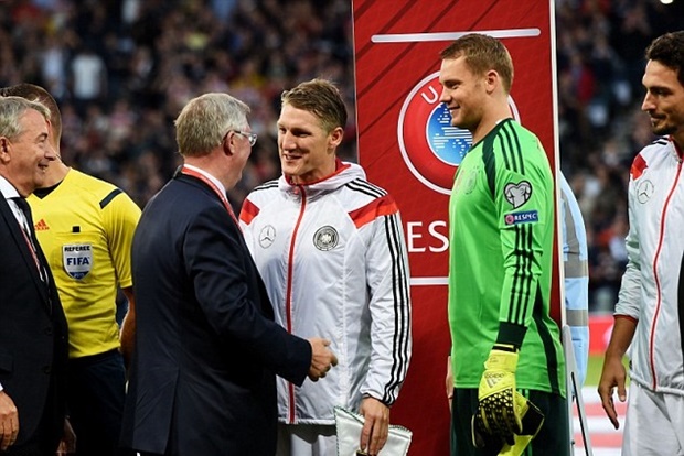 Trong trận đấu VL EURO 2016 tối qua của tuyển Đức với Scotland, Bastian Schweinsteiger lần đầu được hội ngộ Sir Alex Ferguson.