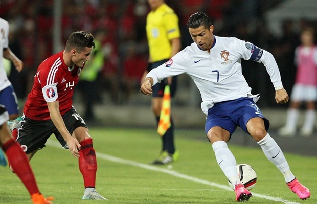Đêm qua Ronaldo và đồng đội lại có một trận đấu mướt mồ hôi với “nhược tiểu” Albania. Ảnh: Internet.