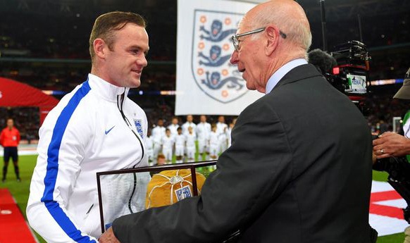 Rooney phá kỉ lục ghi bàn, Sir Bobby thất vọng
