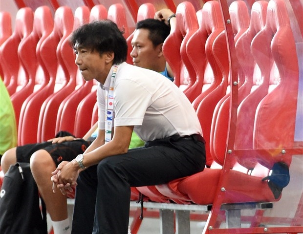 HLV Toshiya Miura đang chịu nhiều sức ép từ CĐV Việt Nam. Ảnh: Quang Thắng.