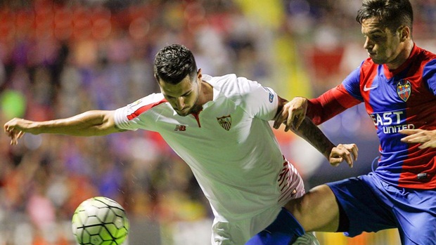 Sevilla (trái) bị Levante cầm hoà 1-1. Ảnh: Internet.