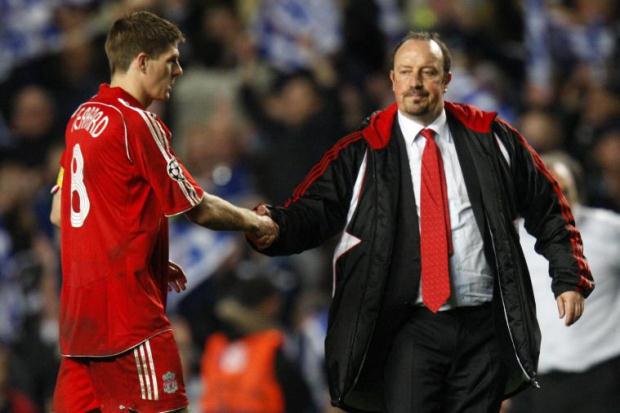 Hồi ức của Gerrard: Benitez bị Sir Alex đánh bại bởi đòn tâm lý chiến