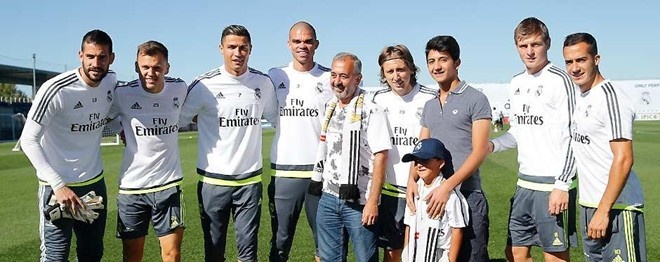 Ronaldo và đồng đội chào đón cha con tị nạn bị ngáng chân