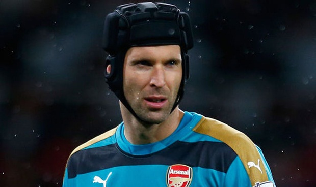 Đừng khóc cho thất bại của Arsenal mà hãy dành lời an ủi cho Petr Cech. Ảnh: Internet.