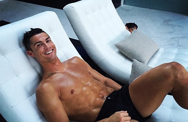 Cris Ronaldo hí hửng khoe body đẹp như mơ