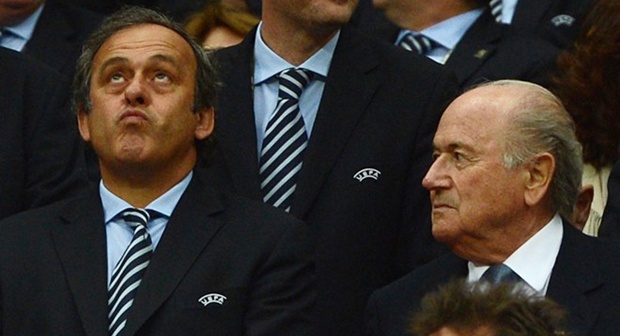 Chủ tịch UEFA Platini (trái) và Chủ tịch FIFA Sepp Blatter đang bị cáo buộc liên quan đến khoản tiền bất hợp pháp. Ảnh: Internet.