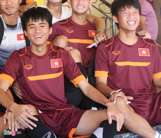 U19 Việt Nam chờ đợi làm thủ tục tại sân bay.