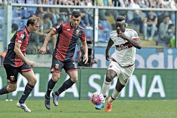 HLV Antonio Conte theo dõi trận Genoa vs AC Milan trên khán đài.