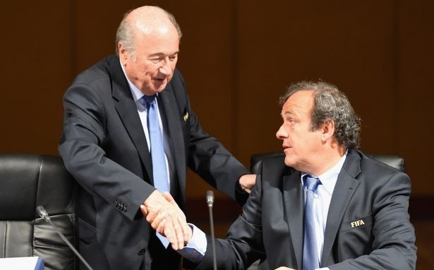 Chủ tịch UEFA Michel Platini (phải) và Chủ tịch FIFA Sepp Blatter đang bị cáo buộc liên quan đến những khoản tiền bất hợp pháp. Ảnh: Internet.