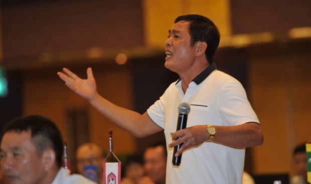 Ông Trần Mạnh Hùng chỉ trích VPF tại Hội nghị tổng kết mùa 2015. Ảnh: Internet.