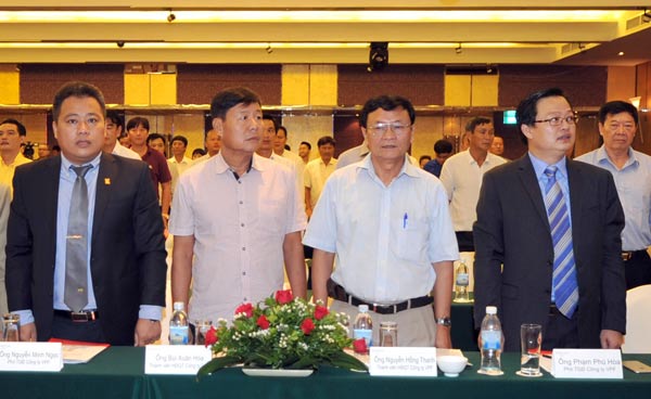 Phó TGĐ VPF Phạm Phú Hòa (bìa phải) bị chỉ trích làm việc không hiệu quả. Ảnh: Internet.
