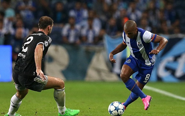 Ở trận đấu trên sân Dragao của Porto, Ivanovic chính là mắt xích vừa yếu vừa nhiều lỗi của Chelsea. Ảnh: Internet.