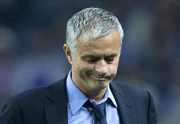Mourinho bất lực nhìn Chelsea bại trận. Ảnh internet.