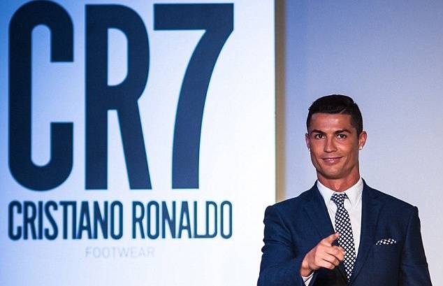 Ronaldo hào hứng ra mắt mẫu giày CR7