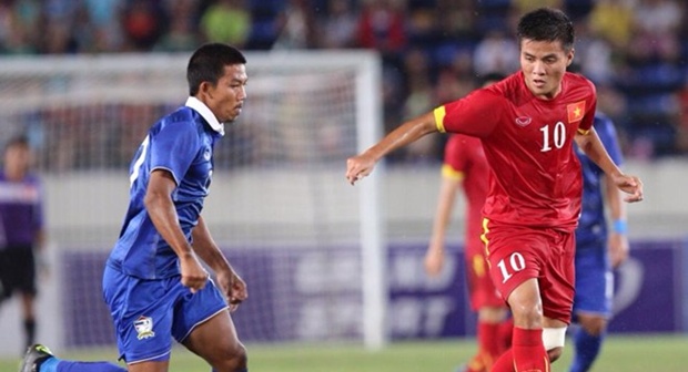 Trọng Hóa (phải) thi đấu tiến bộ trong màu áo U19 Việt Nam. Ảnh: Internet.