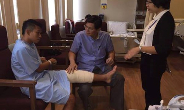 Bác sĩ Tan Jee Lim, người trực tiếp phẫu thuật gối cho Anh Khoa đang xem xét lại vết thương. Ảnh: Internet.