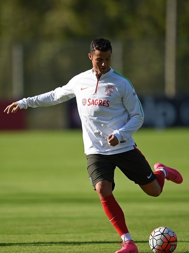 Ronaldo đang căng sức tập luyện cho các trận VL EURO 2016 gặp Đan Mạch và Serbia.