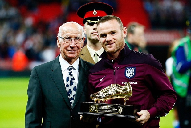 Với 50 bàn thắng, Rooney đã vượt qua thành tích 49 bàn của Sir Bobby Charlton cho ĐT Anh, và trở thành chân sút xuất sắc nhất trong lịch sử “Tam sư”. Chiếc giày đặc biệt dành trao cho Rooney.