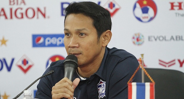 Trợ lý Kairung Threejagsang muốn thầy trò HLV Miura chơi tấn công trước Thái Lan. Ảnh: Nhật Minh.