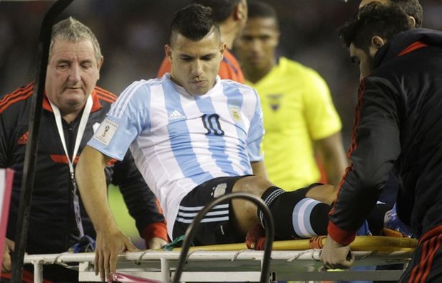 Aguero dính chấn thương trong lúc đá cho tuyển Argentina. Ảnh: Internet.