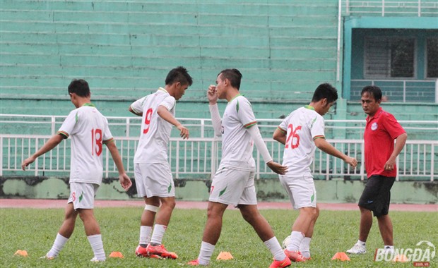 Cựu trợ lý HLV ĐT U23 Việt Nam - Phùng Thanh Phương trao đổi với các học trò trước VCK U21 QG. Ảnh: Đình Viên.