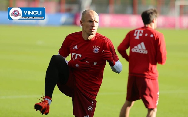Robben tập luyện cùng đồng đội.