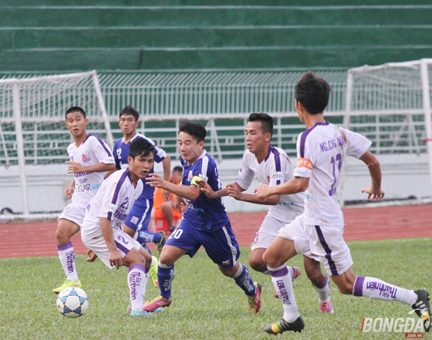 Minh Vương ghi bàn thắng rút ngắn tỉ số 2-3 trong trận gặp U21 TT-Huế. Ảnh: Đình Viên.