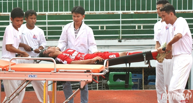 Tình huống tranh chấp giữa cầu thủ hai đội đã dẫn đến chấn thương nặng cho số 18 bên phía Bình Định. Ngay lập tức anh được chuyển đi cấp cứu.