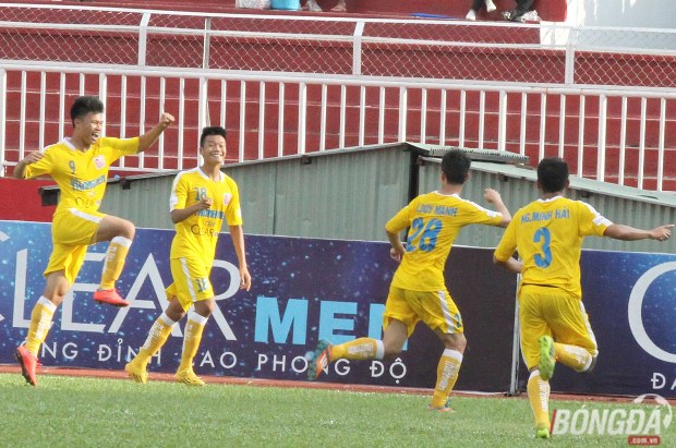 Văn Thành (số 9) ăn mừng bàn thắng mở tỉ số vào lưới của U21 TPHCM. Ảnh: Đình Viên.