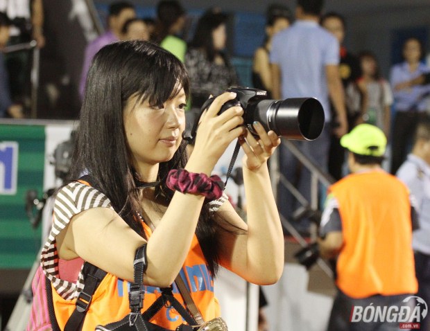 Nữ phóng viên Megumi Hata chăm chú tác nghiệp bằng chiếc máy ảnh chuyên dụng. Ảnh: Đình Viên.