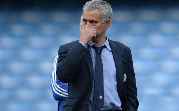 HLV Mourinho truyền dạt lại chiến thuật cho các trợ lý.