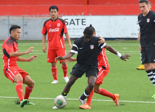 U19 Muangthong United (áo đỏ) trong một trận giao hữu với đội trẻ Atletico Madrid. Ảnh: Internet.