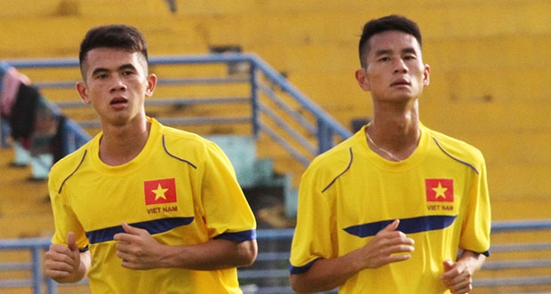 Đội Trưởng U21 Việt Nam, Thân Thành Tín (phải). Ảnh: Đình Viên.
