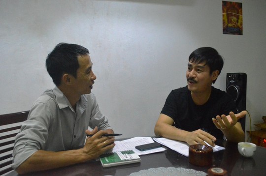  Ông Nguyễn Văn Chương (phải) trao đổi với phóng viên tại nhà.