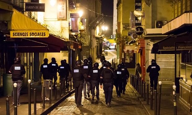 Cảnh sát tiến hành tuần tra trên đường phố Paris. Ảnh: Internet.