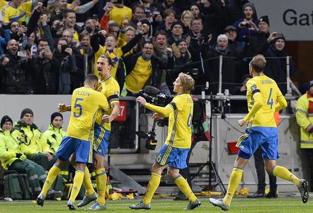 Thụy Điển là đội chủ nhà ở trận play-off lượt đi với Đan Mạch đêm qua. Trước khi trận đấu diễn ra, UEFA đã dành một phút mặc niệm các nạn nhân trong vụ khủng bố kinh hoàng ở thủ đô nước Pháp đêm qua.