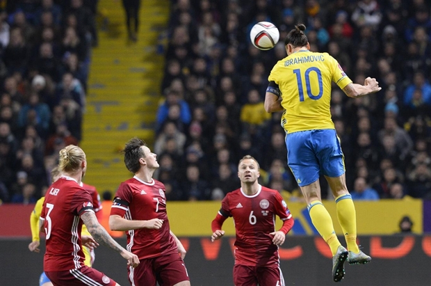 Ibrahimovic mang về chiến thắng 2-1 cho Thụy Điển ở lượt đi. Ảnh: Internet.