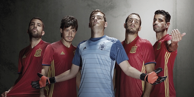 Áo đấu của Đội tuyển Tây Ban Nha được thiết kế với màu đỏ truyền thống.